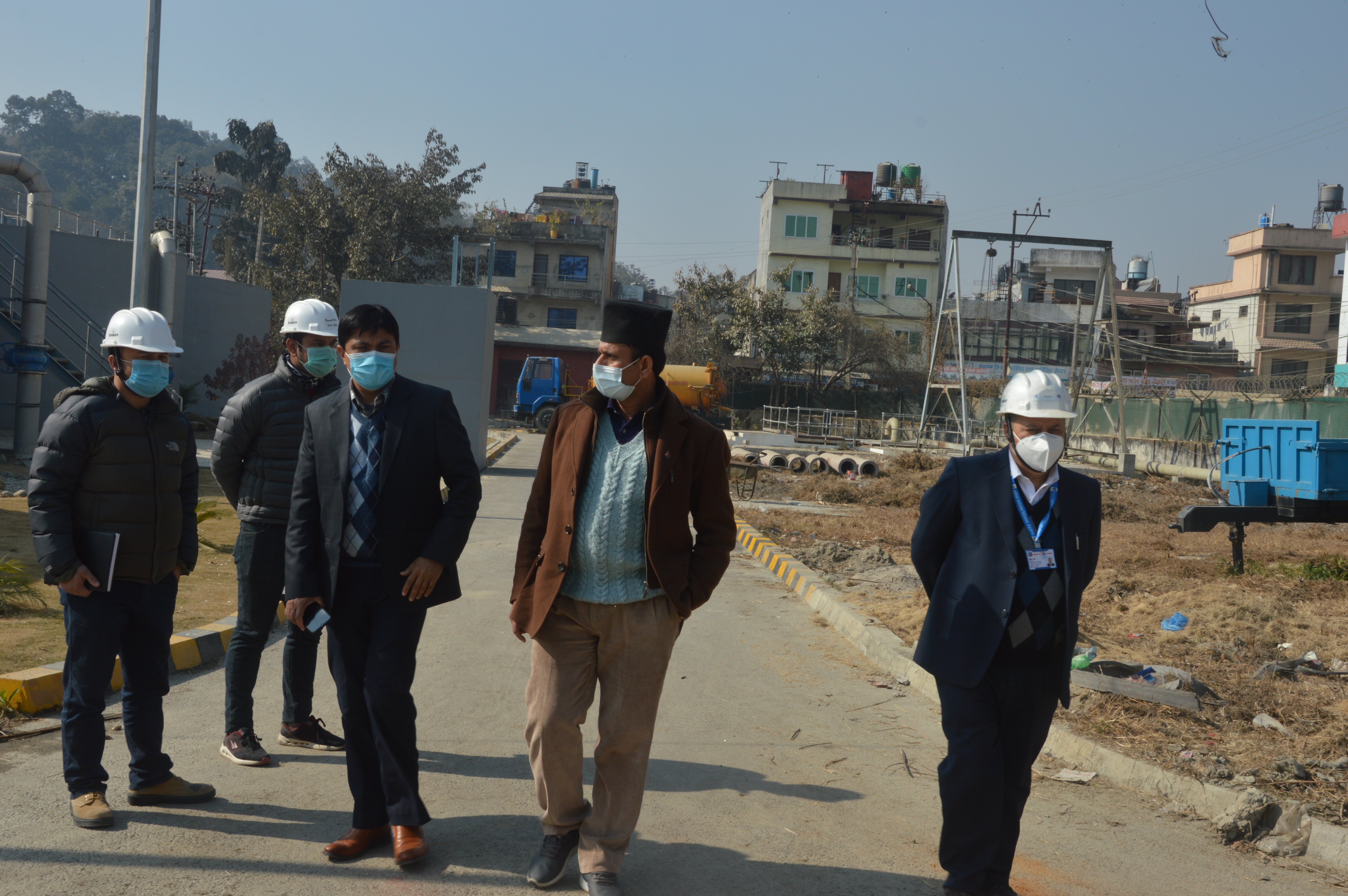 गुहेश्वरी फोहोरपानी प्रशोधन केन्द्रको अवलोकन गर्नु हुंदै सम्माननीय प्रधानमन्त्रीज्यूका पूर्वाधार विकास विज्ञ  गजेन्द्र थपलियाज्यू, आयोजना निर्देशक कमलराज श्रेष्ठज्यू साथै आयोजना ईन्जिनियर किशोर पन्थीज्यू