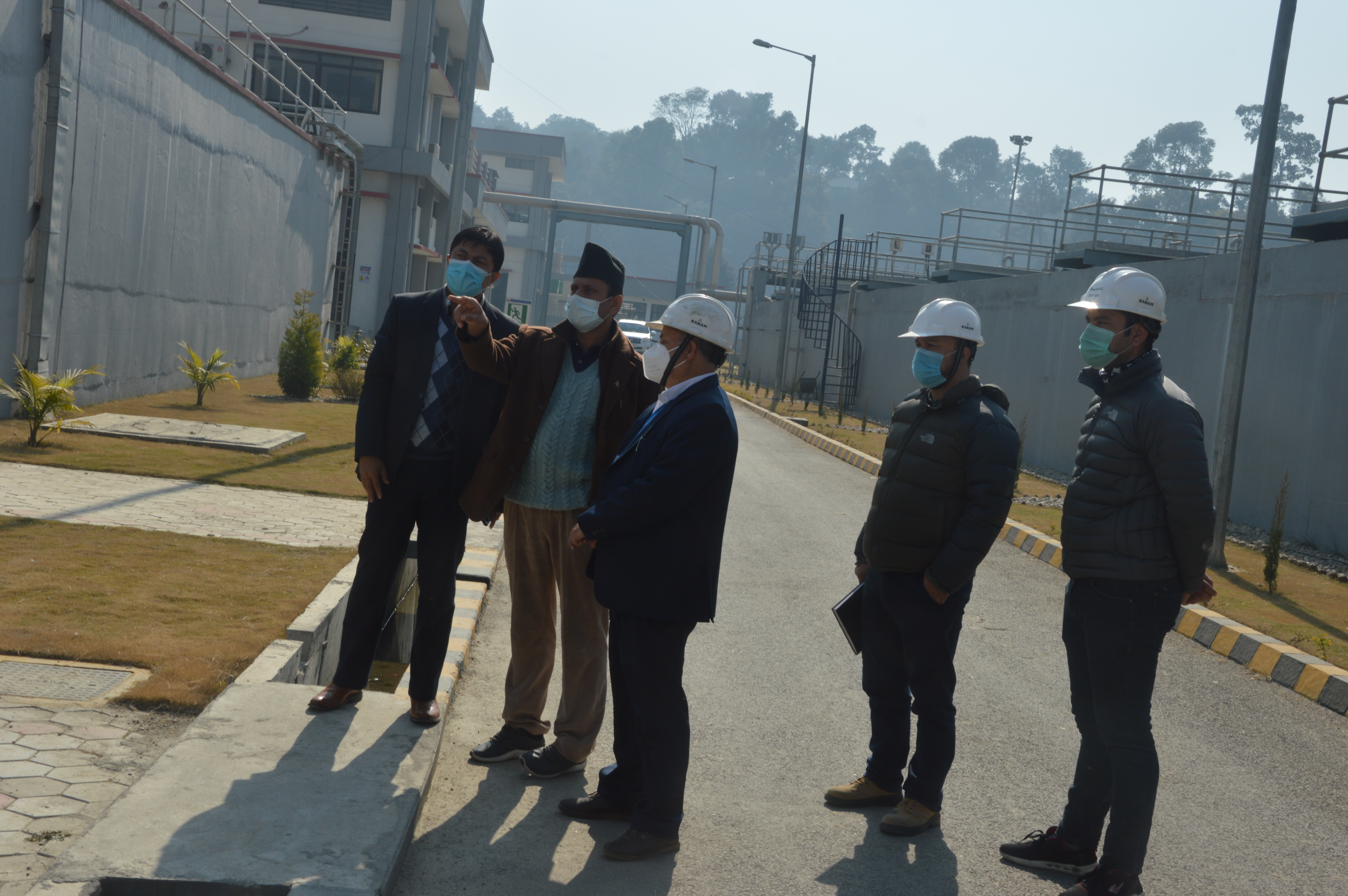 गुहेश्वरी फोहोरपानी प्रशोधन केन्द्रको अवलोकन गर्नु हुंदै सम्माननीय प्रधानमन्त्रीज्यूका पूर्वाधार विकास विज्ञ  गजेन्द्र थपलियाज्यू, आयोजना निर्देशक कमलराज श्रेष्ठज्यू साथै आयोजना ईन्जिनियर किशोर पन्थीज्यू