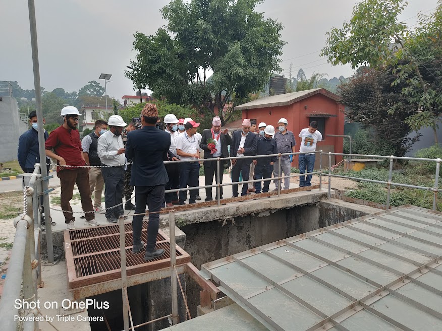 खानेपानी मन्त्रालयका  मन्त्री माननीय  उमाकान्त चौधरीज्यू र खानेपानी मन्त्रालयका श्रीमान सचिवज्यू गुहेश्वरि स्थित फाेहाेर पानी प्रशाेधन केन्द्रकाे अवलाेकन गर्नु हुदै