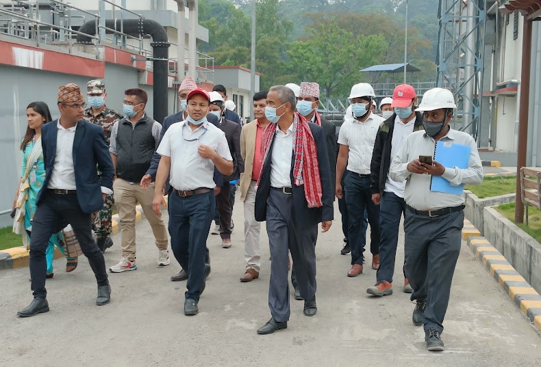 खानेपानी मन्त्रालयका  मन्त्री माननीय  उमाकान्त चौधरीज्यू र खानेपानी मन्त्रालयका श्रीमान सचिवज्यू गुहेश्वरि स्थित फाेहाेर पानी प्रशाेधन केन्द्रकाे अवलाेकन गर्नु हुदै